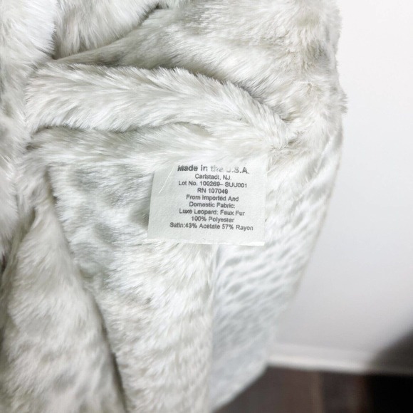Giraffe At Home NWT Women's Luxe Satin Snow Leopard Faux Fur Robe M - Picture 7 of 7